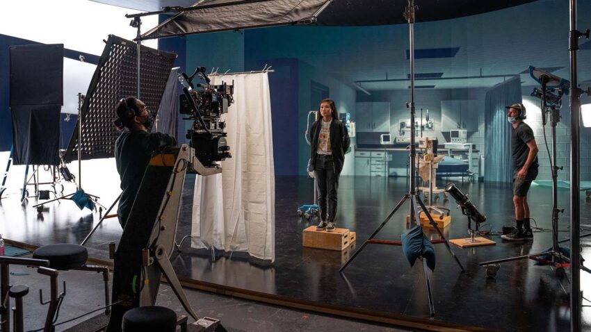 Profesjonalna ekipa filmowa pracuje nad realizacją dynamicznego spotu reklamowego w nowoczesnym studio