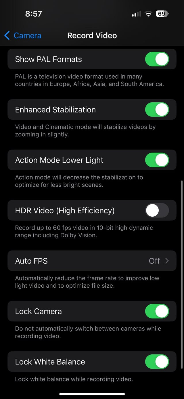 Ręka włączająca tryb wideo w aplikacji aparatu na ekranie smartfona