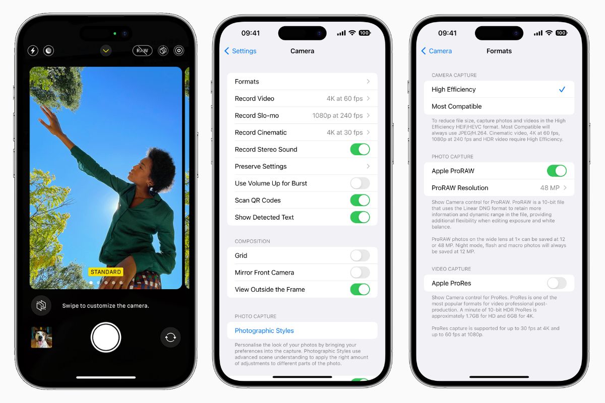 Ustawianie ring light przed twarzą osoby nagrywającej selfie w pomieszczeniu