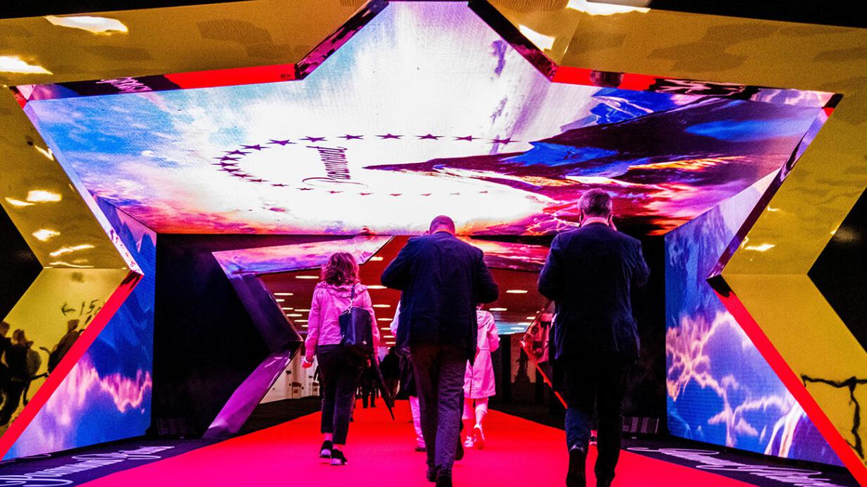 panel dyskusyjny z reżyserami siedzącymi za stołem podświetlonym reflektorami