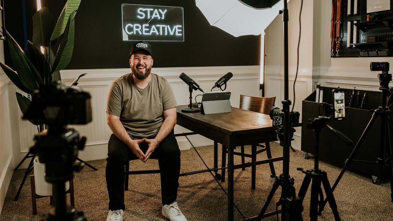 ekipa filmowa nagrywająca na planie plenerowym grupa osób kręcąca scenę filmową na zewnątrz w parku jesienią