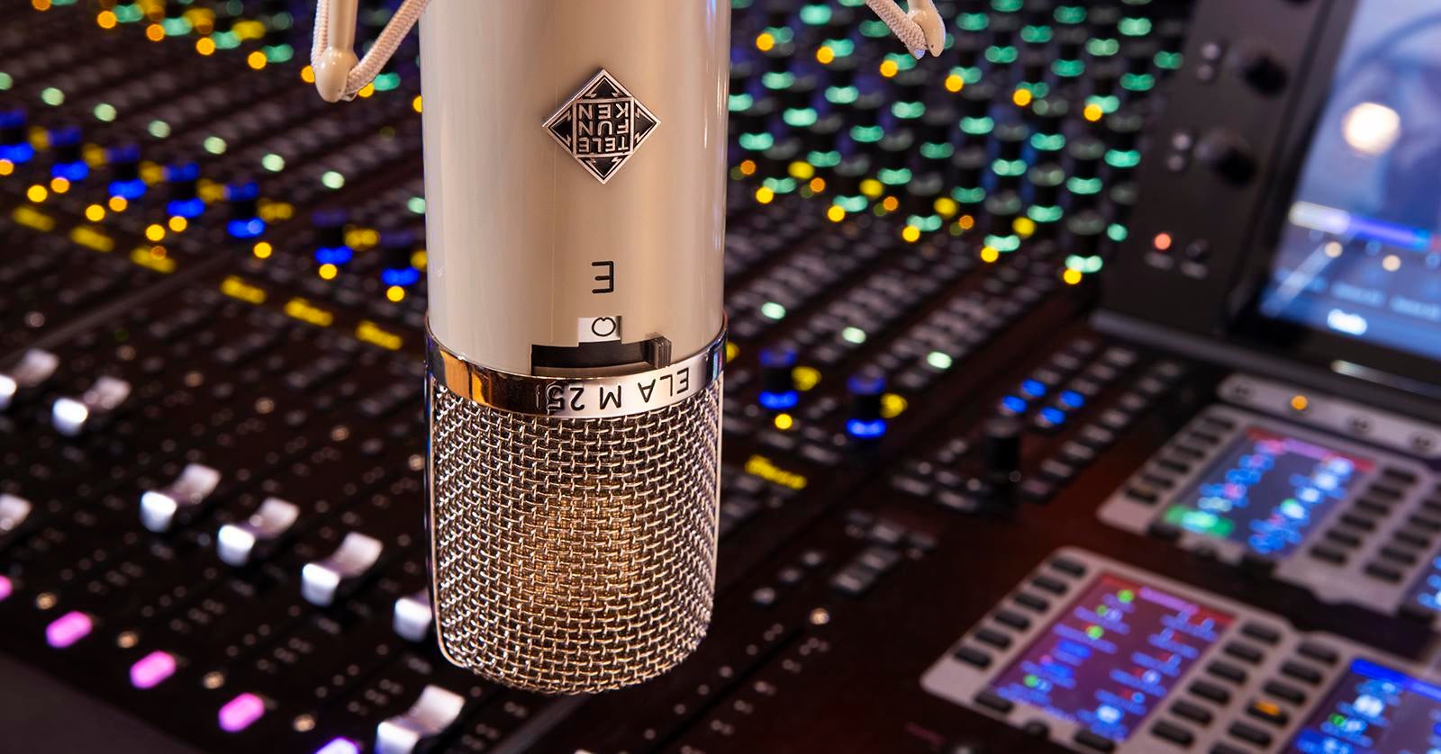 tylny panel mikrofonu z gniazdem XLR tylna część mikrofonu z gniazdem XLR i przełącznikami gainu na czarnym tle