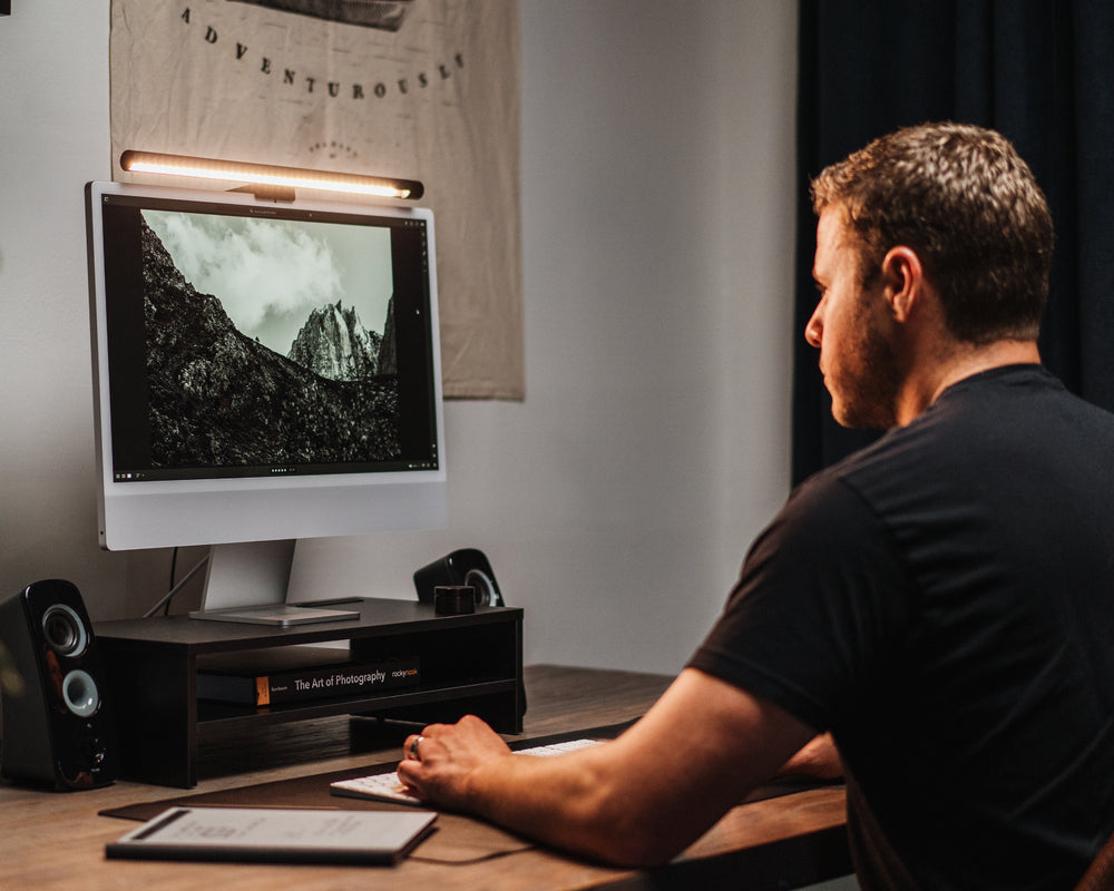 czarny monitor z cienkimi ramkami i portami USB z boku