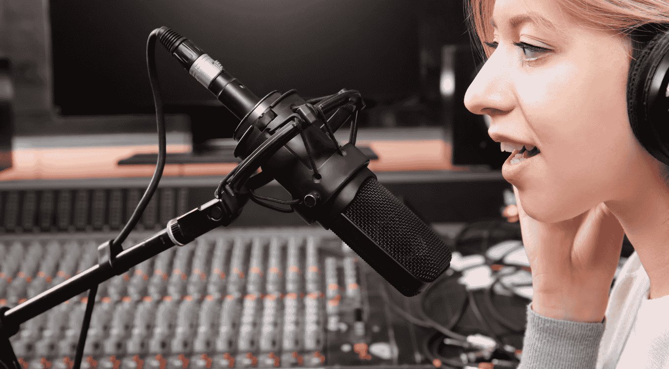 mikrofon z akcesoriami na stole mikrofon leżący na stole z akcesoriami jak uchwyt antywibracyjny i kabel