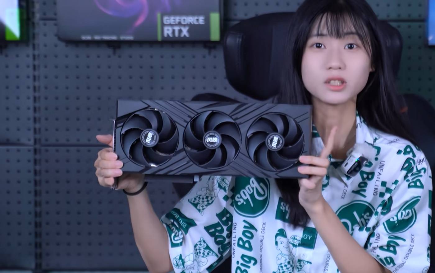 płytka PCB karty graficznej z chipem GPU i pamięcią GDDR6X pod lupą