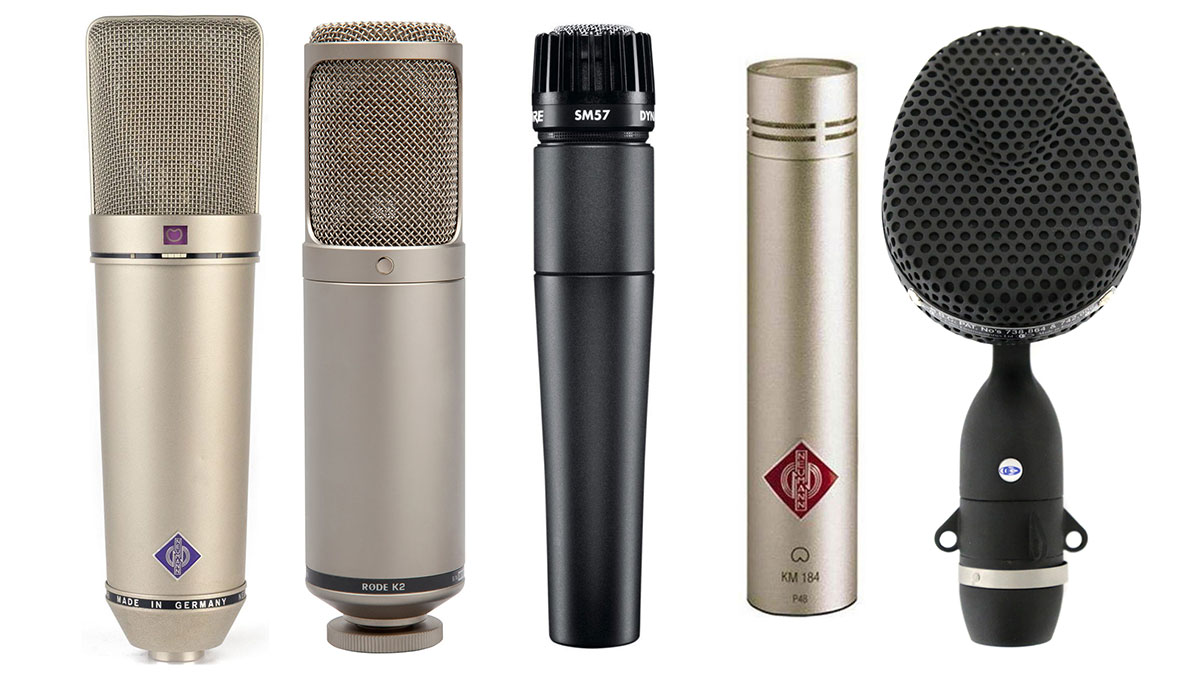 test mikrofonu w domowym studio mikrofon testowany w domowym studio z ekranem pokazującym poziomy głośności