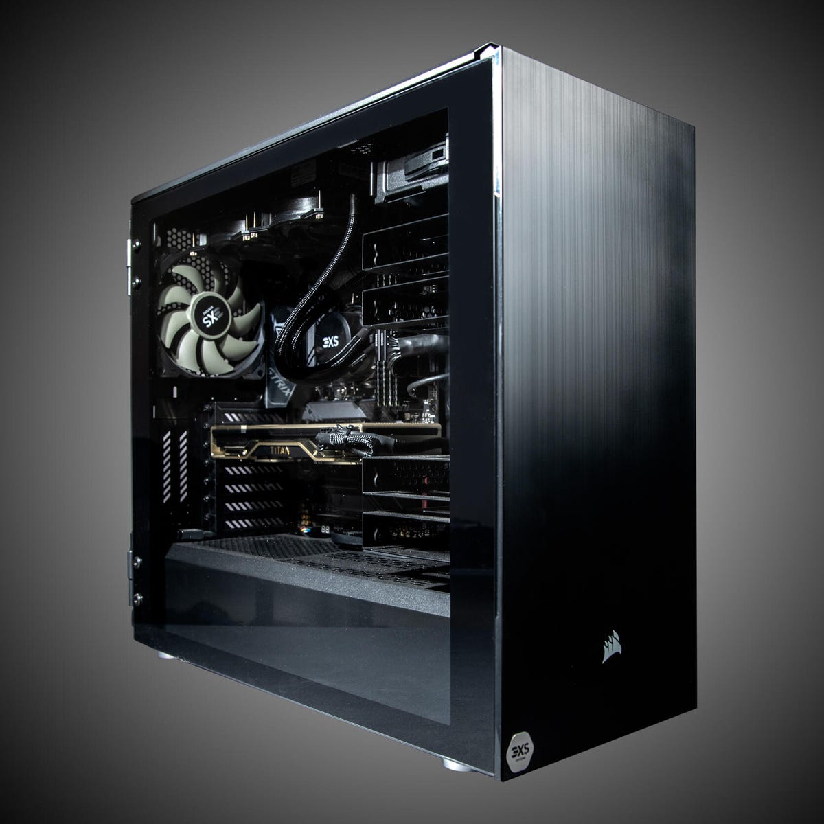 montaż komputera do edycji i renderingu wideo użytkownik konfigurujący sprzęt renderujący na biurku z narzędziami