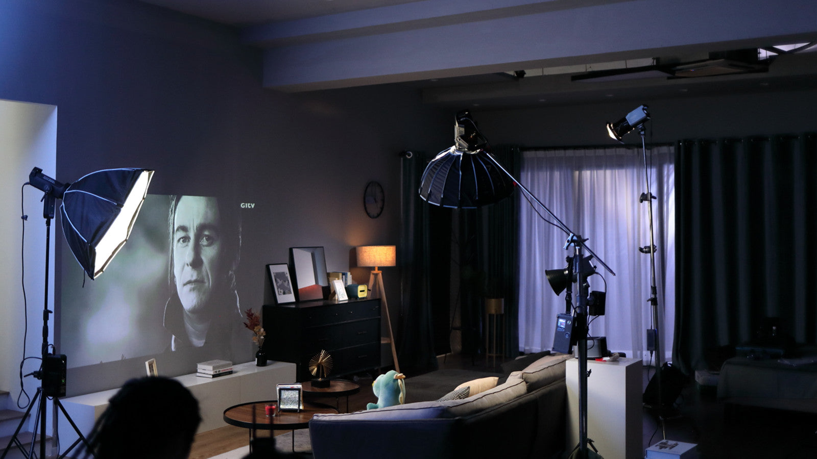 nagrywanie filmów smartfonem na gimbalu smartfon na gimbalu nagrywający ruchome ujęcie ulicy w mieście