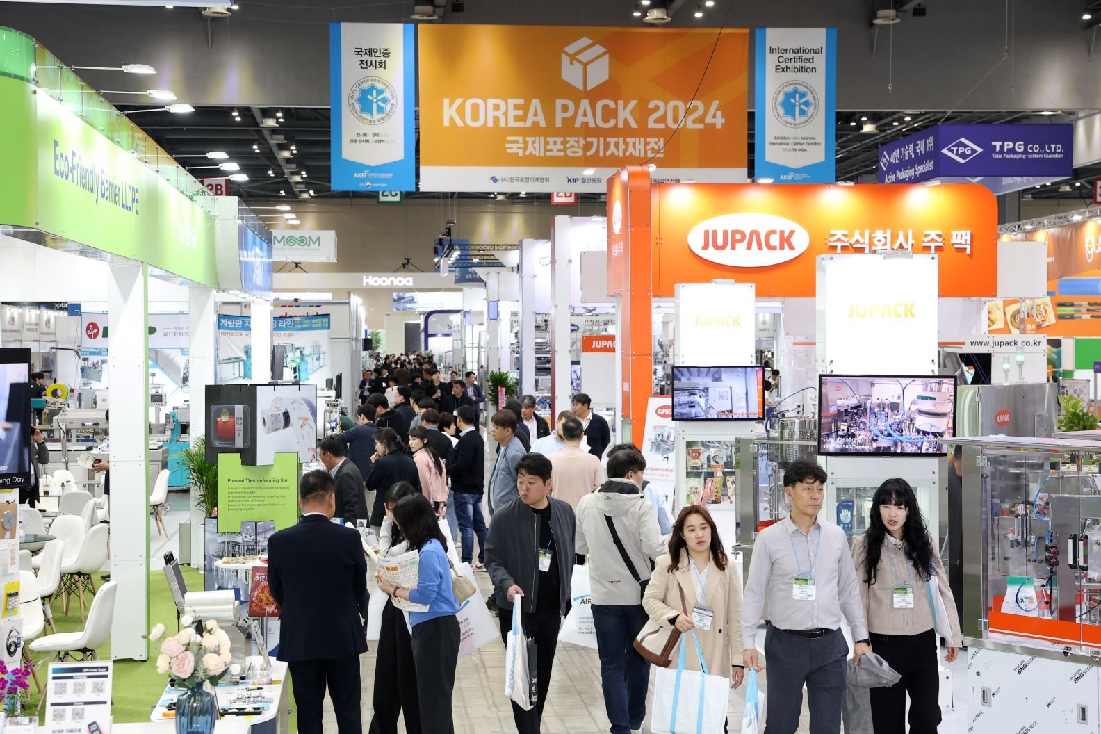 grupa producentów dyskutujących przy stoliku z laptopami i kawą