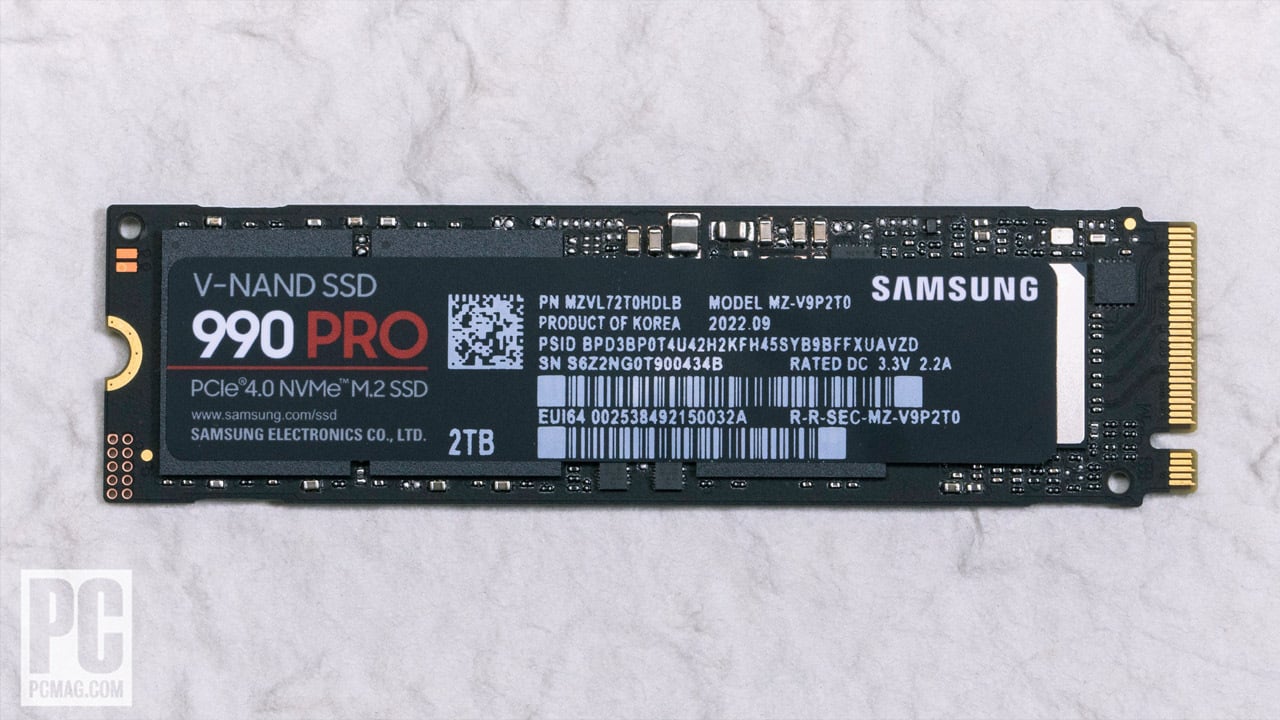 wnętrze otwartego dysku SSD z widocznymi chipami pamięci NAND