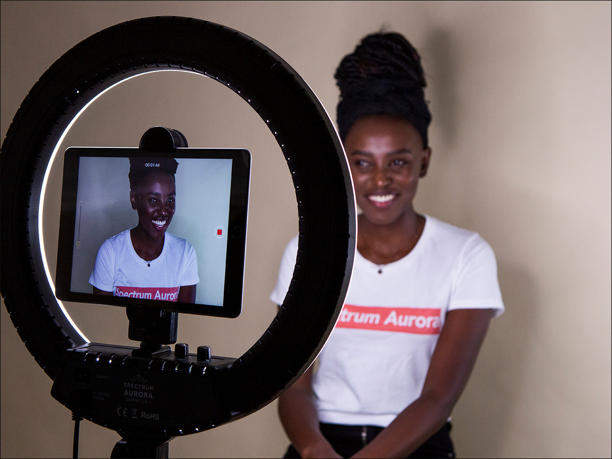 edycja wideo w programie na komputerze ekran laptopa z oprogramowaniem edycyjnym i taśmą wideo na osi czasu