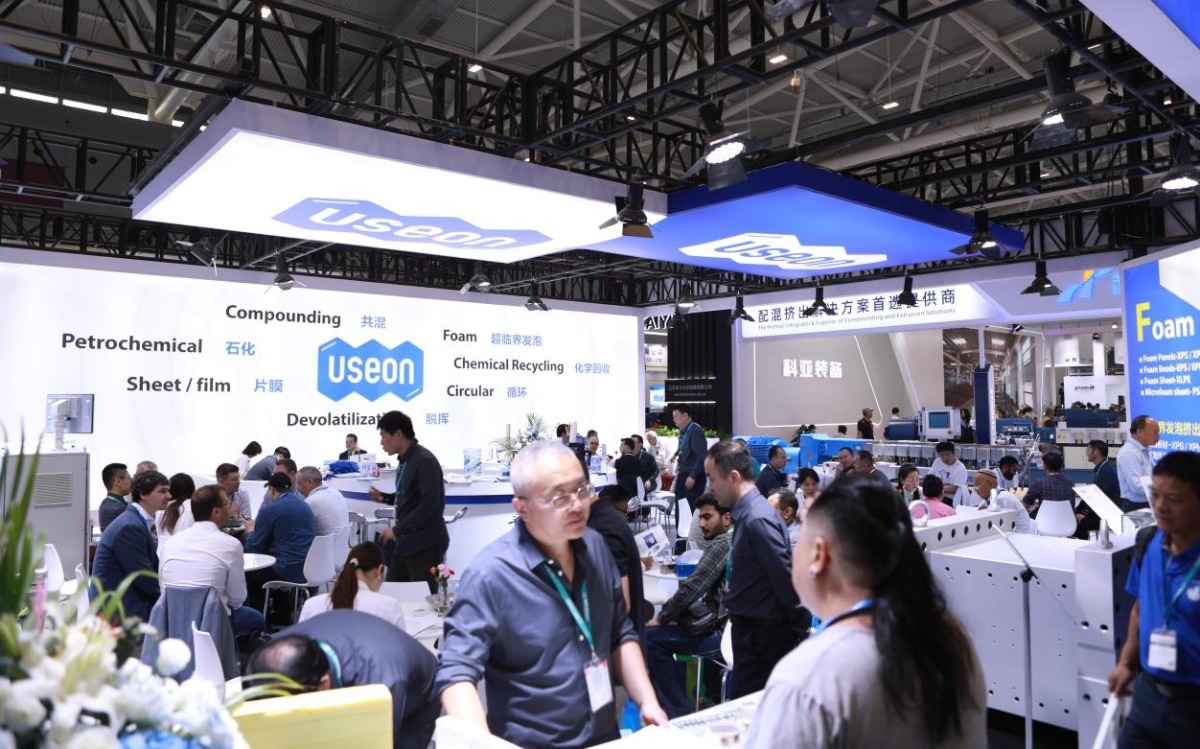 ekran projekcyjny wyświetlający fragment trailera z widzami wpatrzonymi w obraz