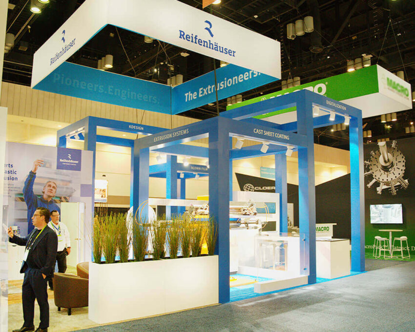 tłum uczestników spacerujących między stoiskami z plakatami filmów na targach