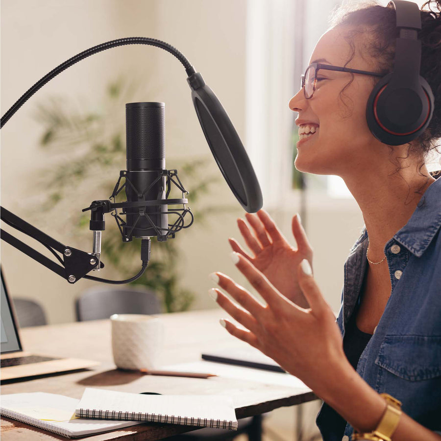 podłączenie USB mikrofonu do komputera mikrofon podłączony kablem USB do komputera na drewnianym biurku z klawiaturą