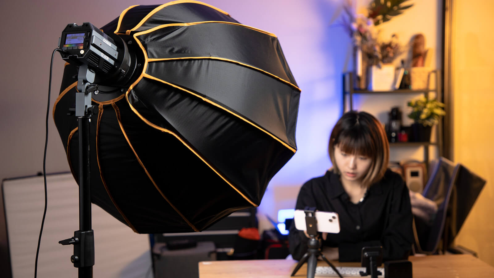 streaming zza kulis studia ekran laptopa z widokiem na studio i prowadzącym na żywo