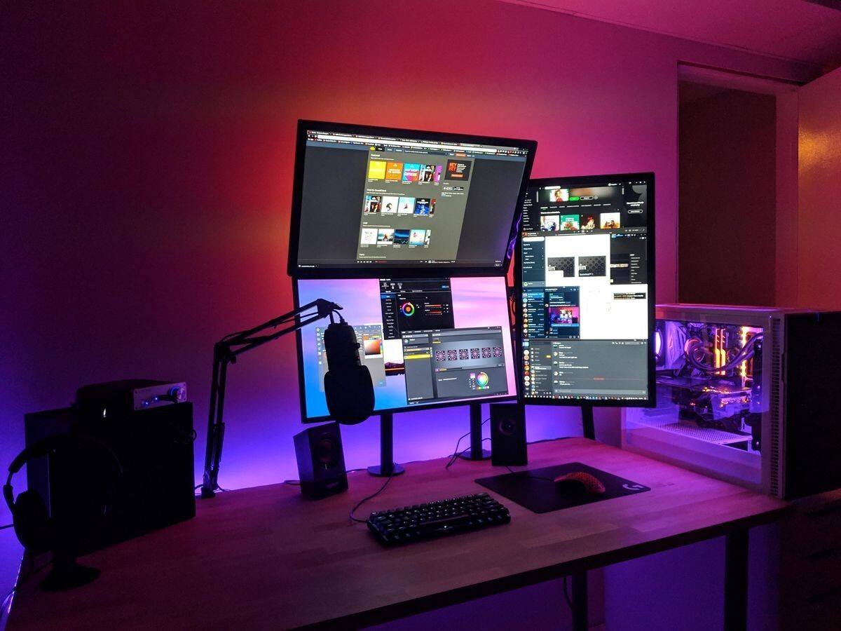 dyskusja w trakcie streamingu dwie osoby rozmawiające podczas transmisji live na ekranie