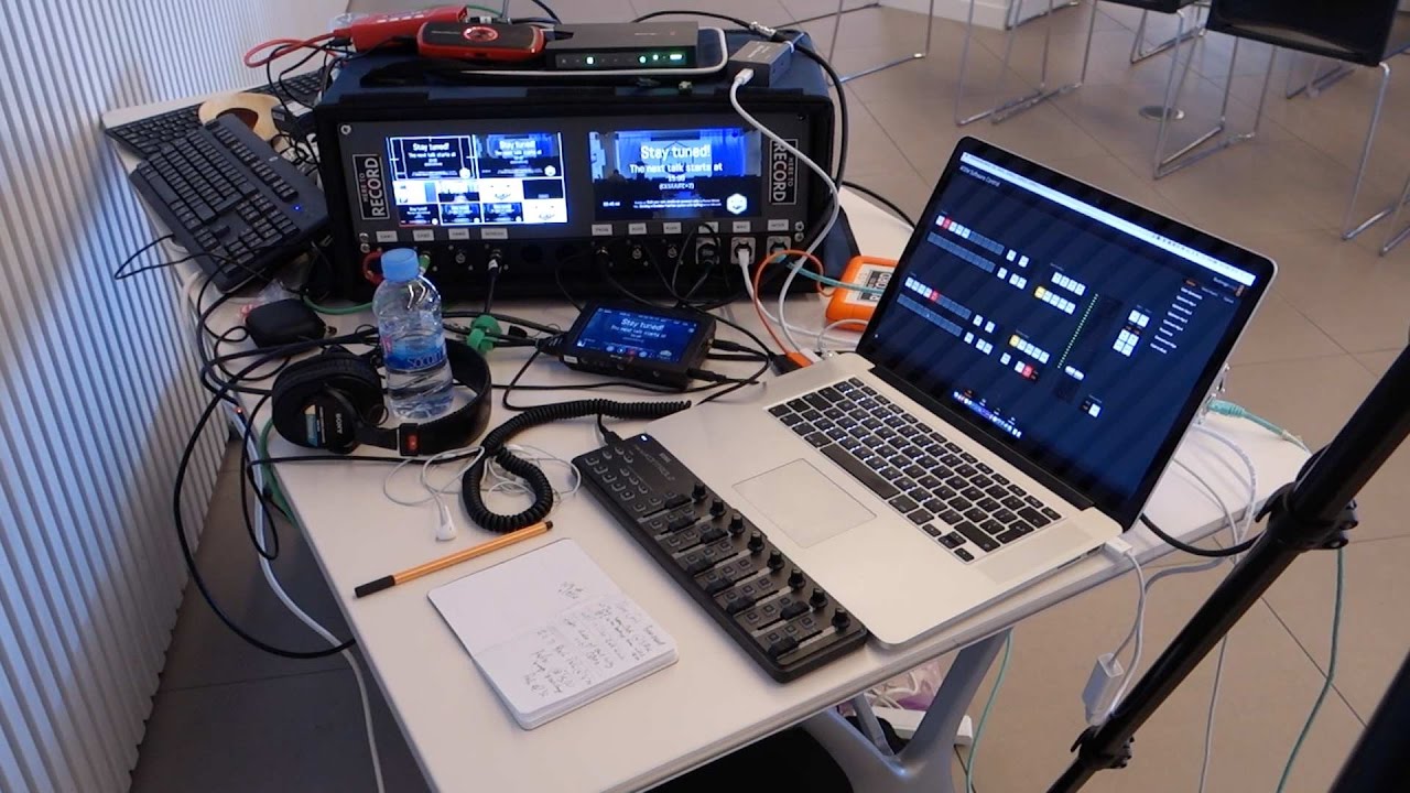 prowadzący transmisję na żywo osoba przeprowadzająca live streaming na tle rozświetlonego studia