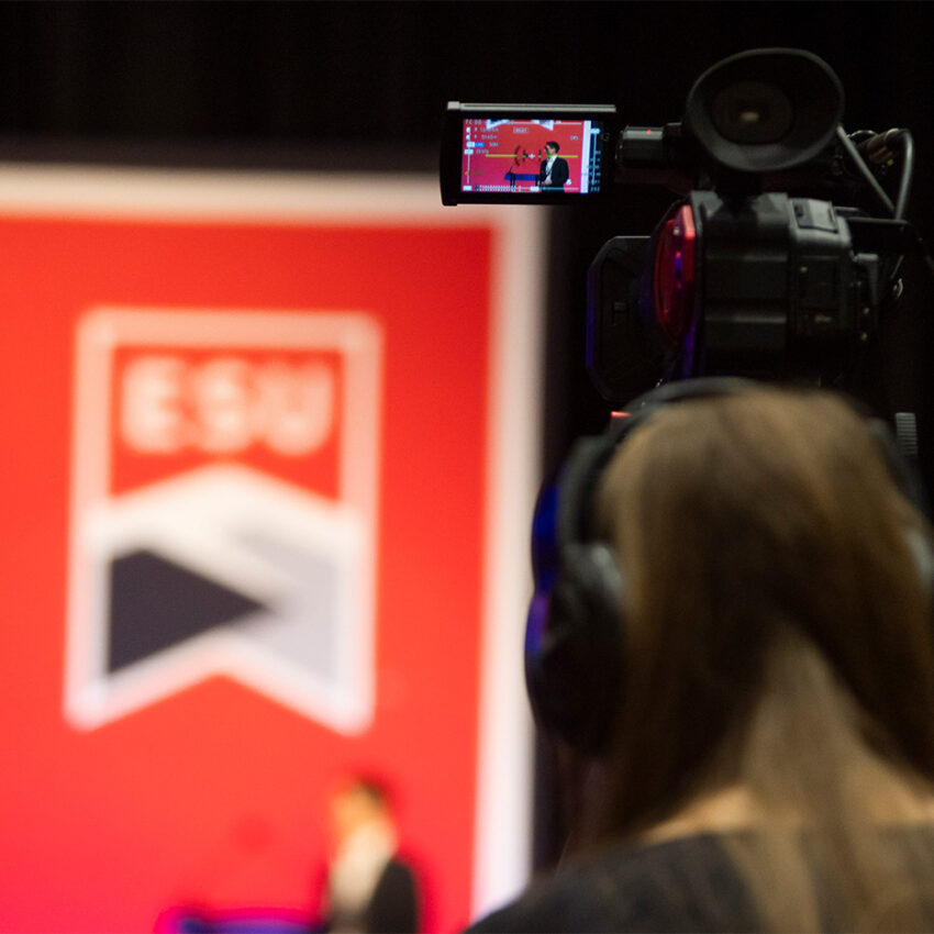 kamerzysta nagrywający wydarzenie na żywo za pomocą profesjonalnej kamery