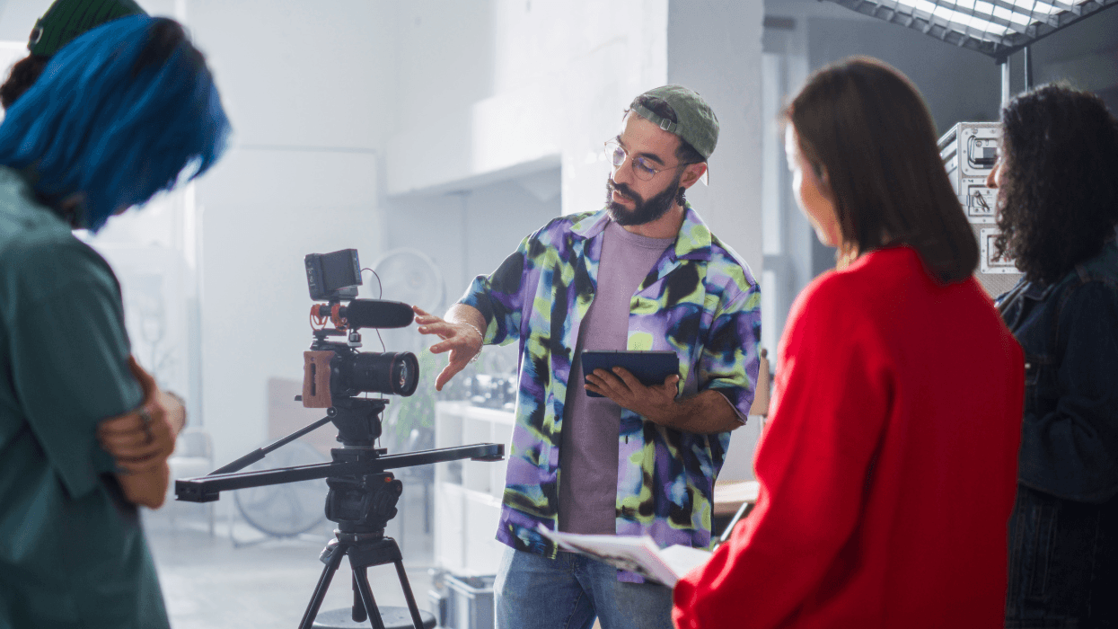 montaż filmu na komputerze klawiatura laptopa z otwartą aplikacją do montażu wideo